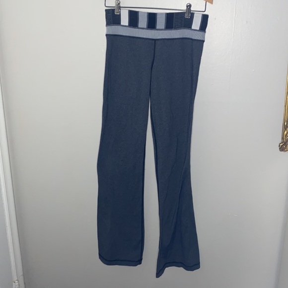 🌷Adorable Grey Lululemon flair reversible leggings with pattern on top! - Picture 3 of 13